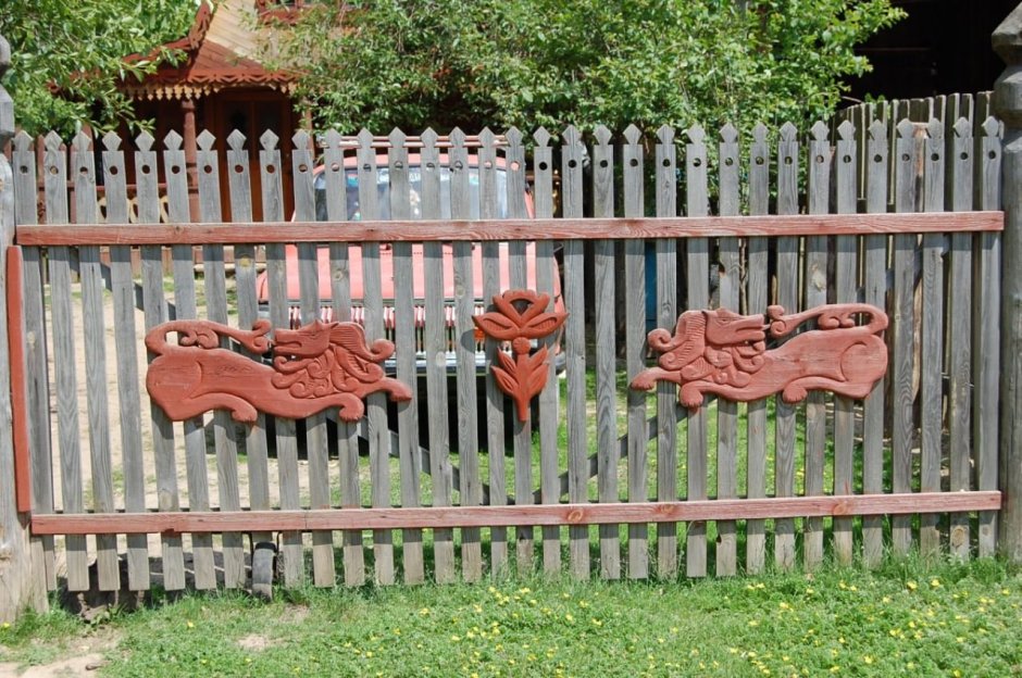 Украшение деревянного забора