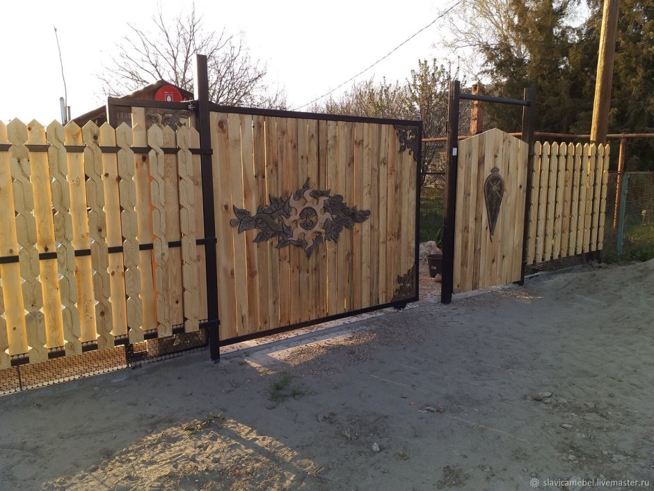 Резной забор из дерева
