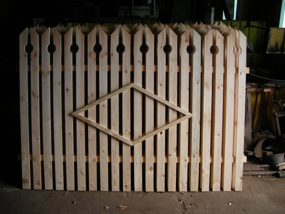 Резной забор из штакетника