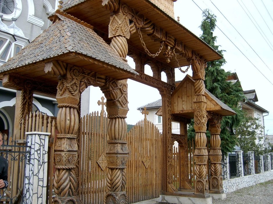 Резные деревянные ворота