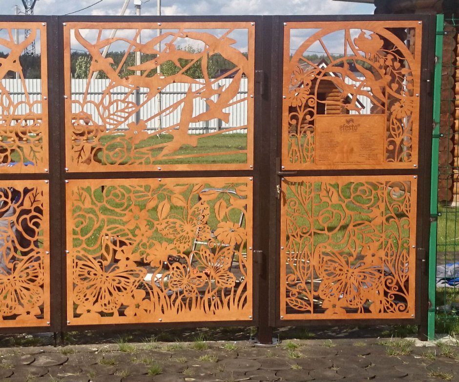 Резные ворота из дерева