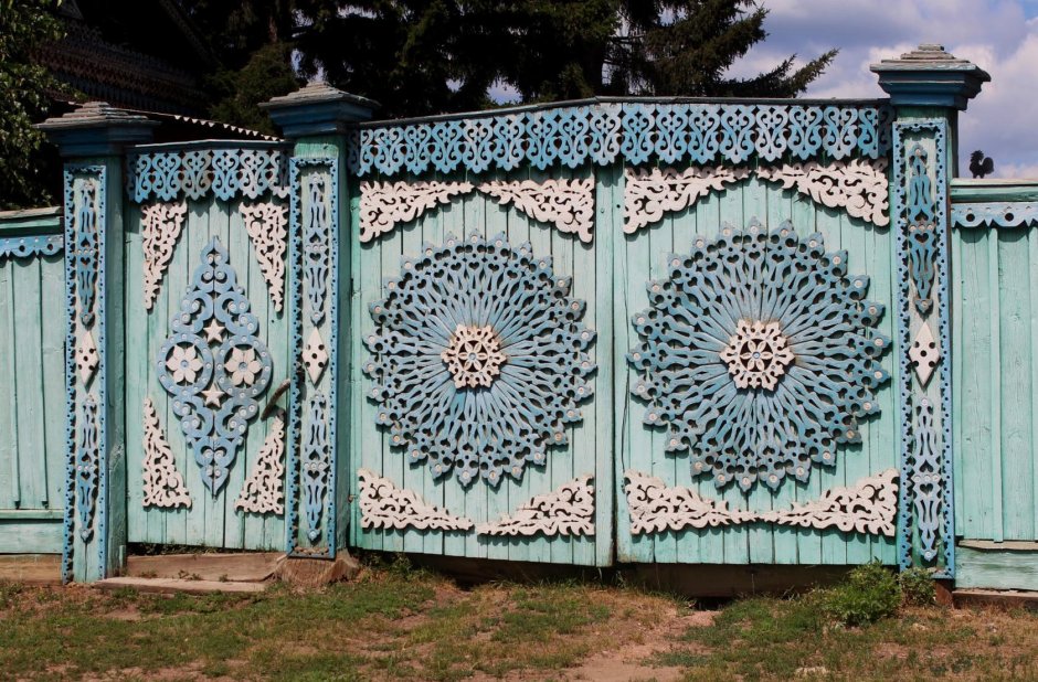 Резные деревянные ворота