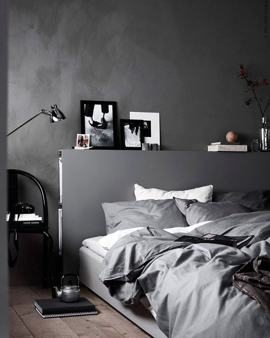 Комната с серыми стенами