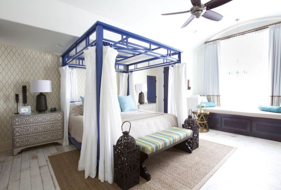 Спальня с балдахином в стиле Средиземноморья