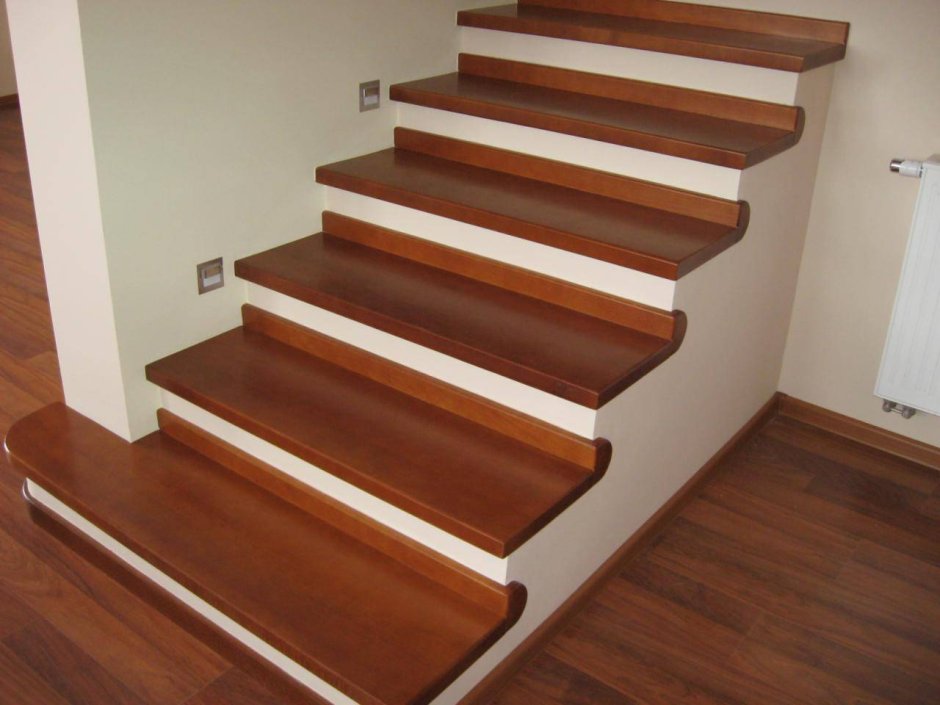 Бетонная лестница обшитая деревом