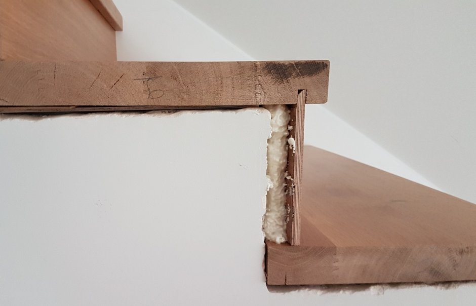 Монтаж деревянных ступеней на бетон