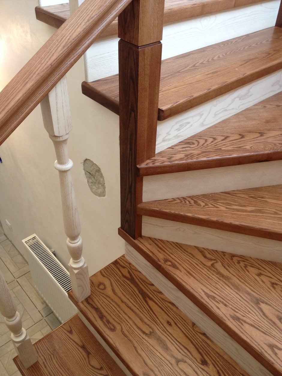 Лестницы с деревянными ступенями на бетонной основе