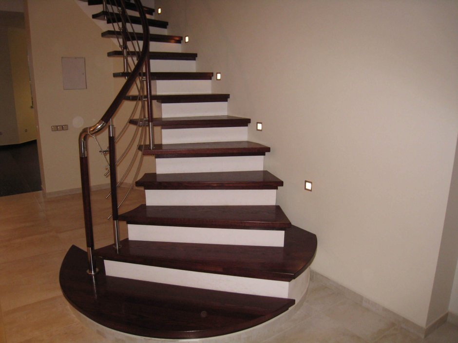 Бетонная лестница с деревянными ступенями