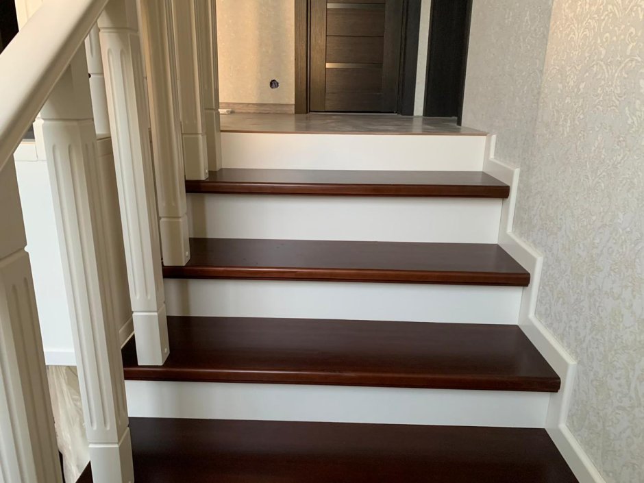 Отделка лестницы деревом