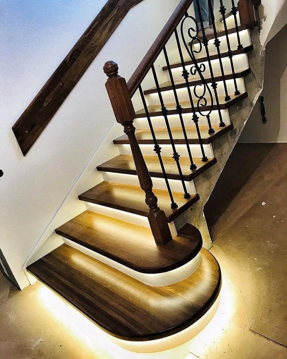 Лестница бетонная обшитая деревом с забежными ступенями