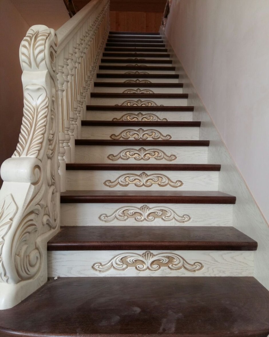Лестница с резными подступенками