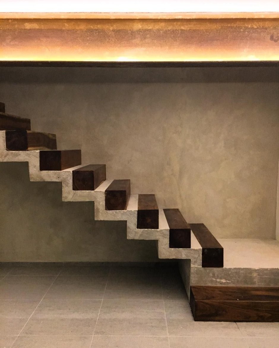 Деревянные ступеньки на бетонную лестницу