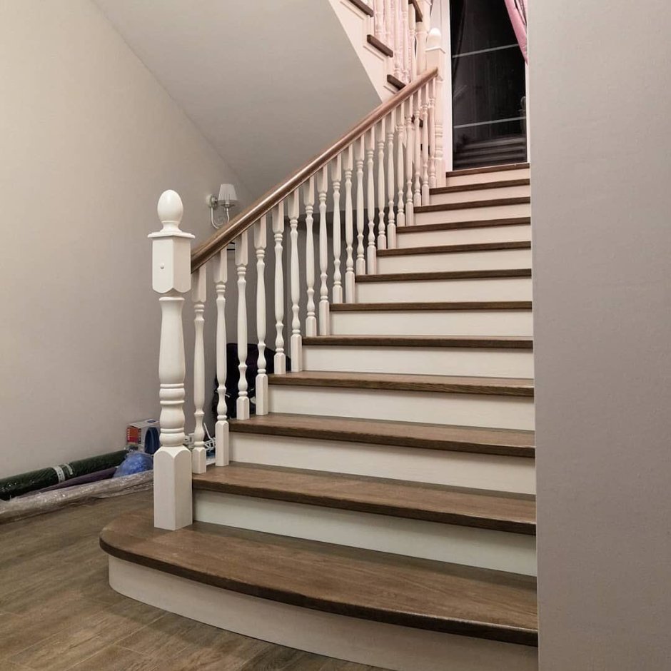 Двухмаршевая бетонная лестница