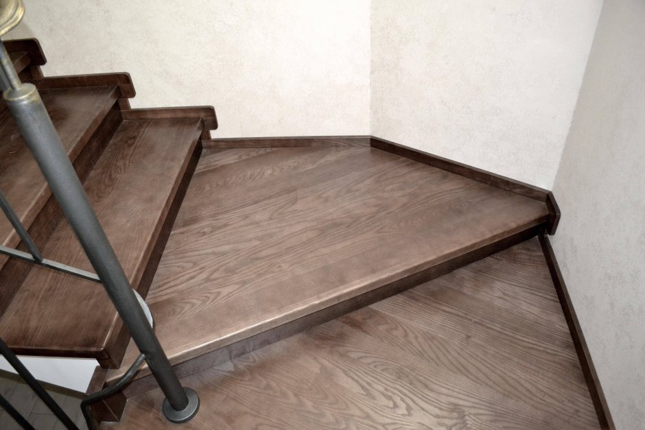 Металлическая лестница обшитая ламинатом