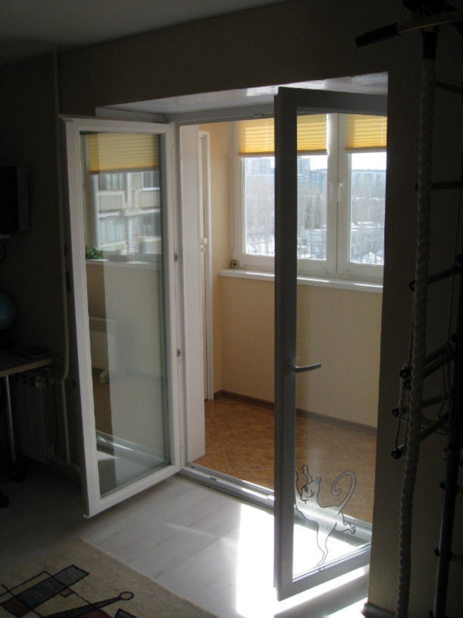 Распашные балконные двери