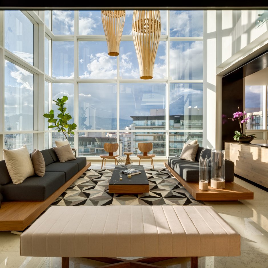 Уютная гостиная с панорамными окнами
