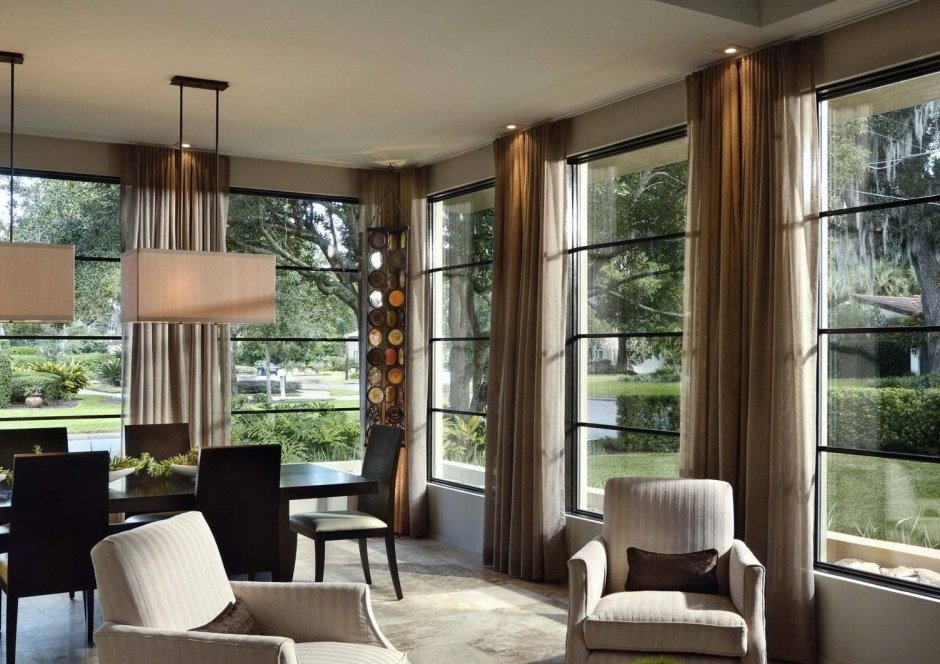 Гостиная в доме с панорамными окнами