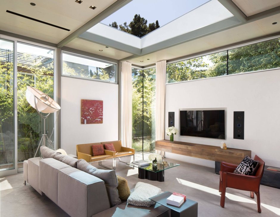 Гостиная с большими окнами