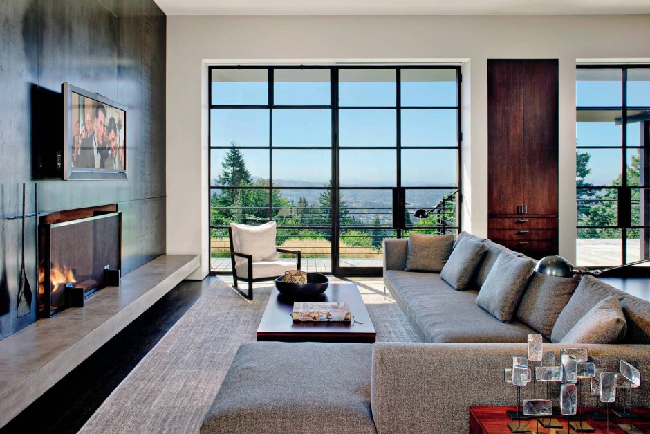 Панорамные окна в гостиной