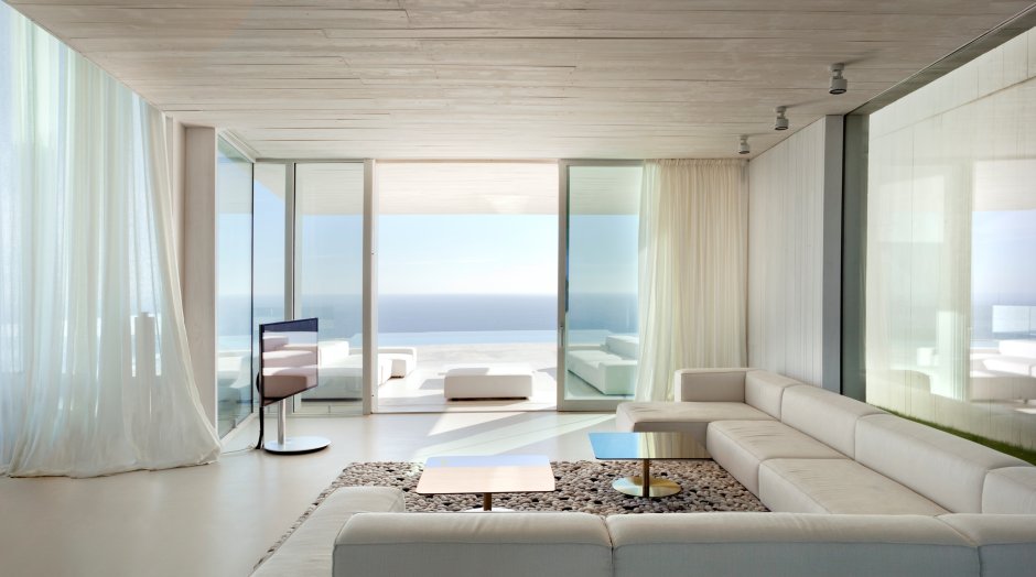 Интерьер квартиры с панорамными окнами