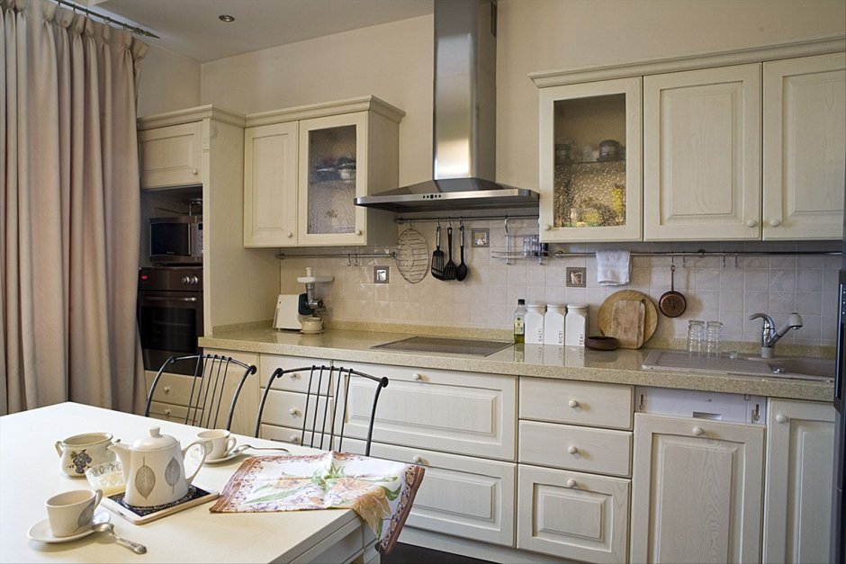 Кухня в стиле Прованс в бежевых тонах