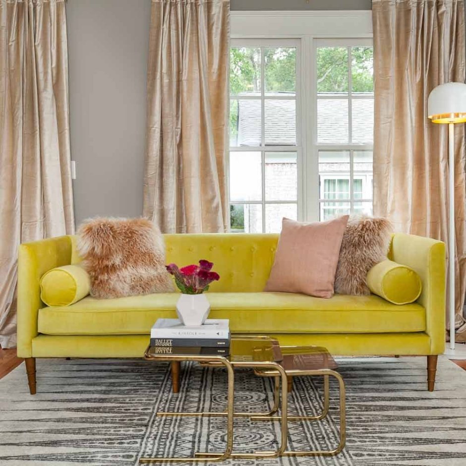 Диван горчичного цвета