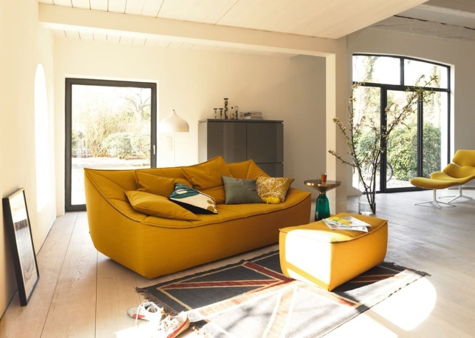 Диван горчичного цвета в интерьере