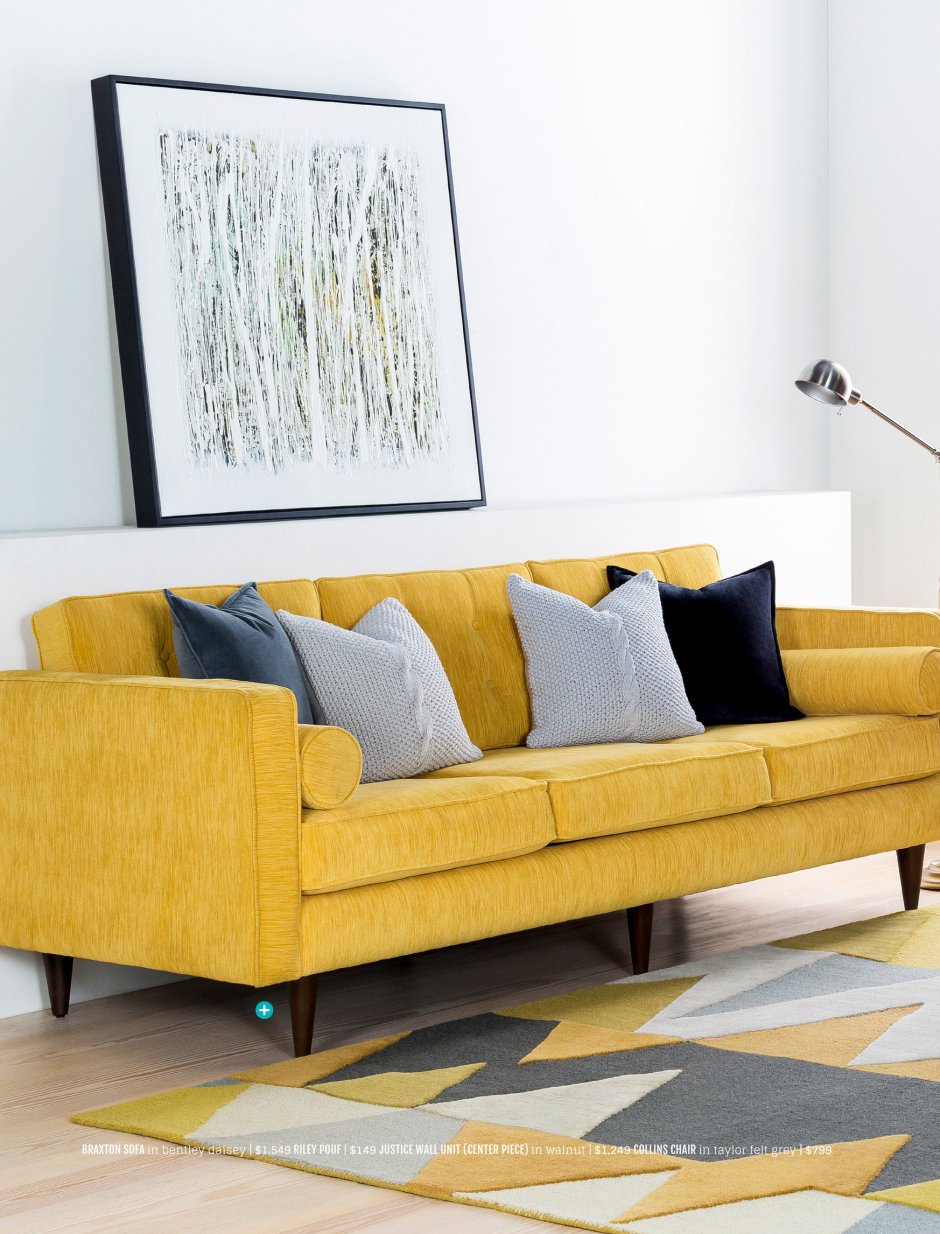 Сканди гостиная с желтым диваном