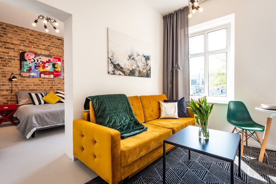 Диван горчичного цвета в интерьере