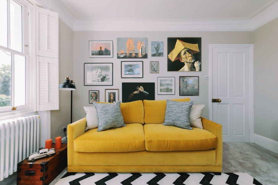 Желтый диван в интерьере гостиной