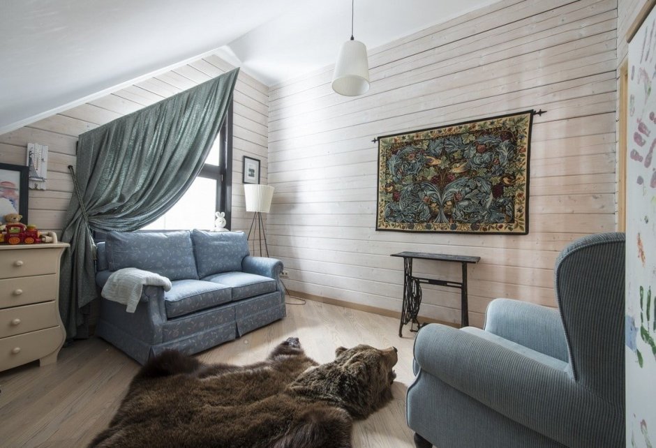 Гобелен в интерьере деревянного дома