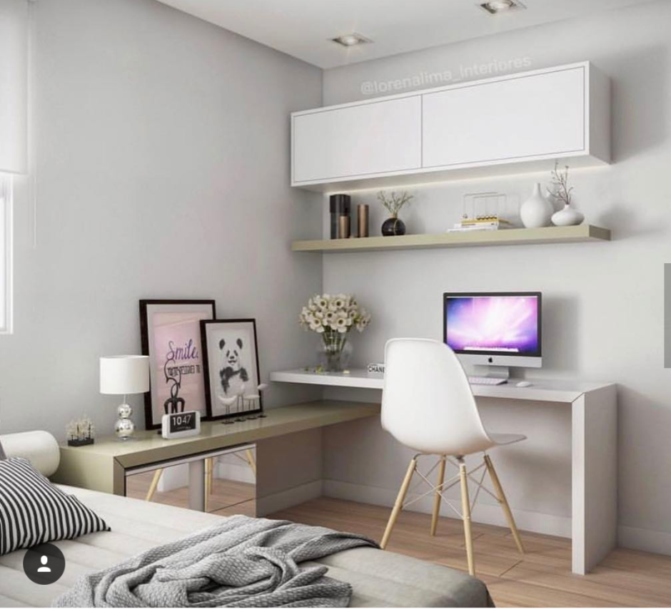 Компьютерный стол в спальне