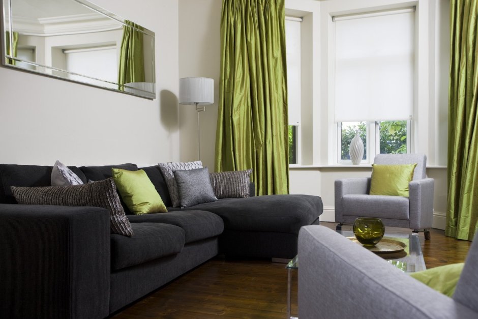 Фисташковые шторы в интерьере гостиной
