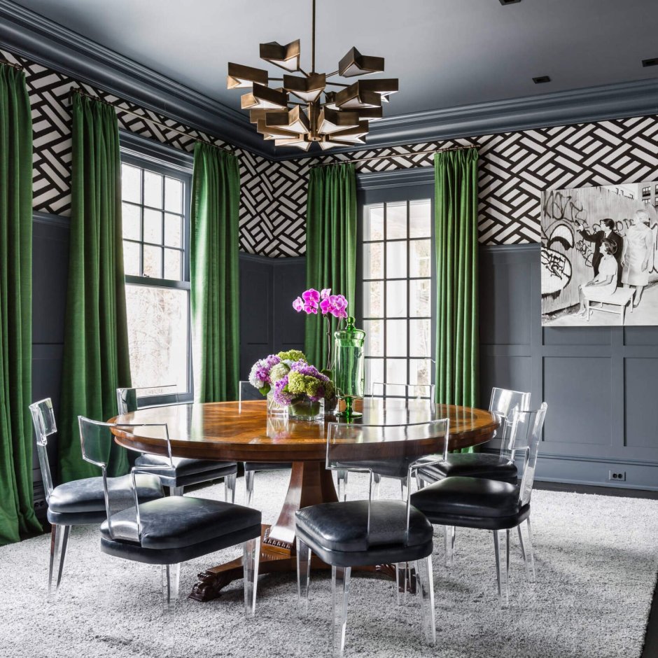 Зеленые шторы в сером интерьере