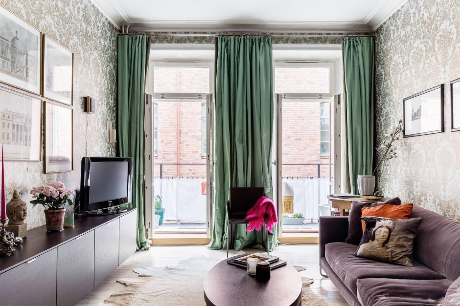 Изумрудные шторы в интерьере гостиной