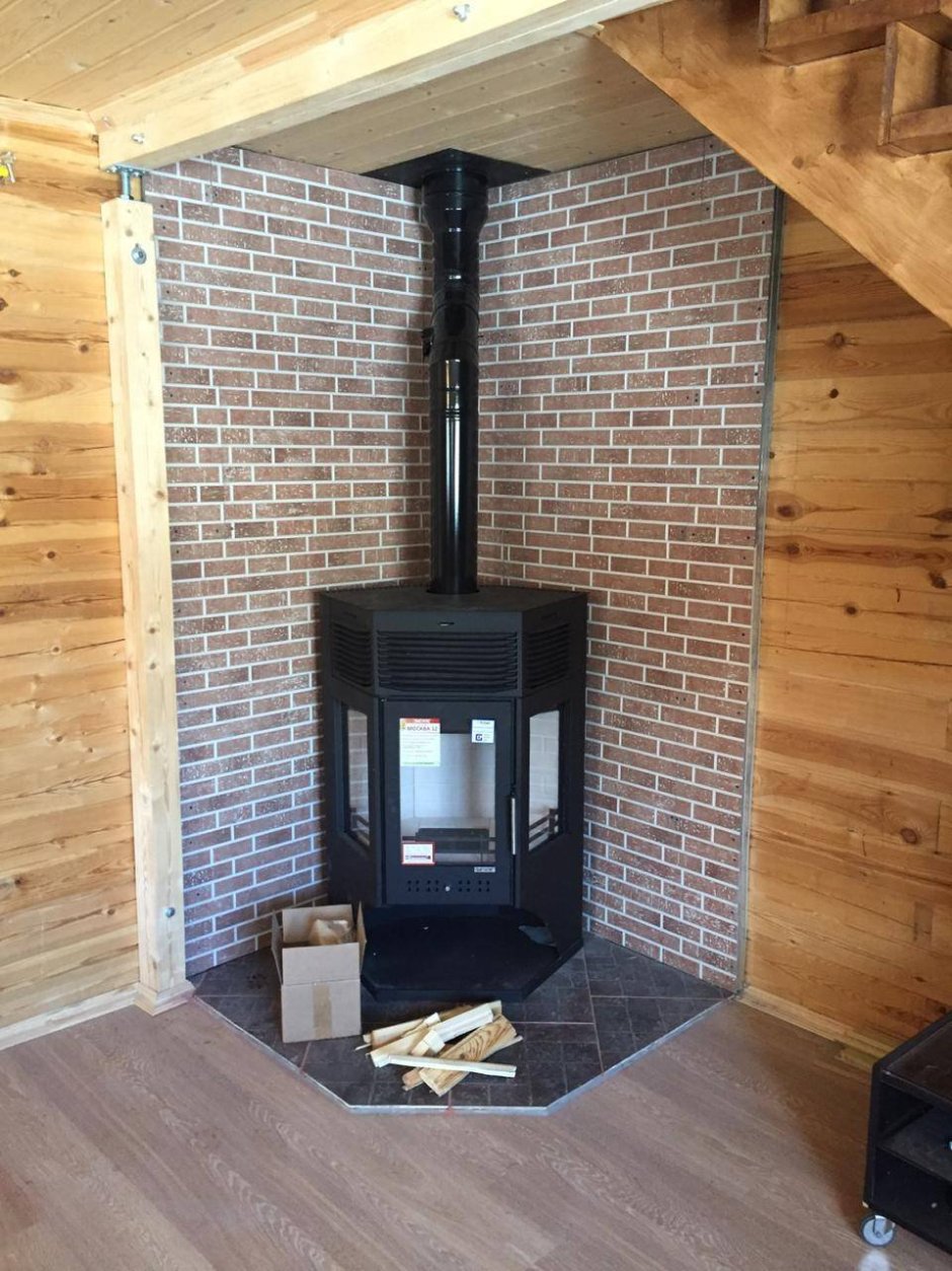 Печь камин Ангара 12 в бревенчатом доме
