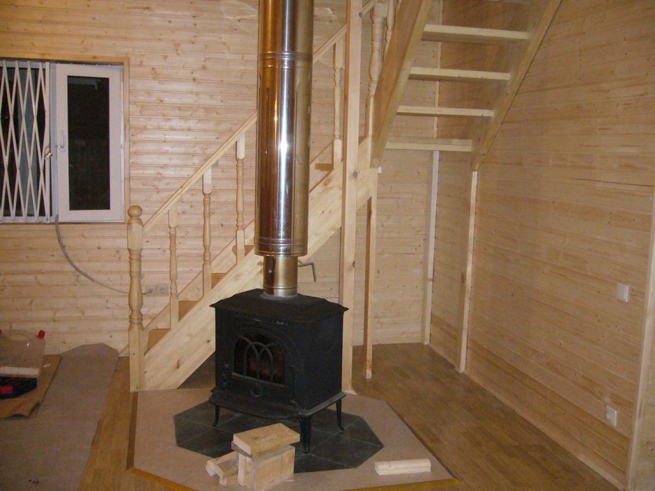 Металлическая печь в дачном доме
