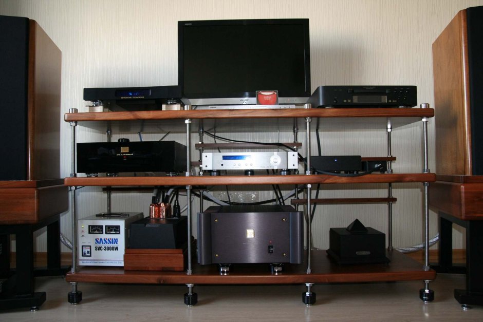 Угловая стойка для музыкального центра