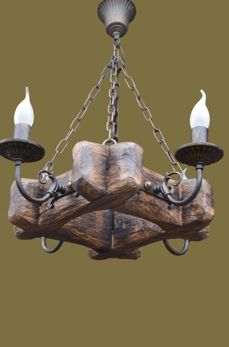 Люстра с деревянными элементами