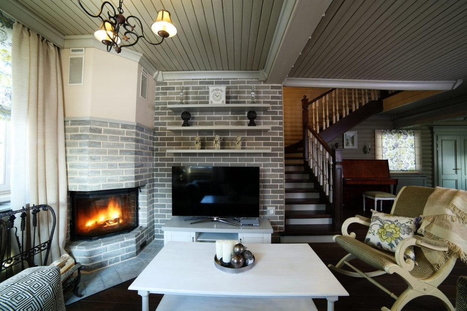 Камины в интерьере гостиной частного дома