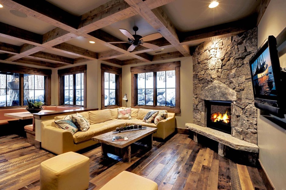 Гостиная на даче с камином