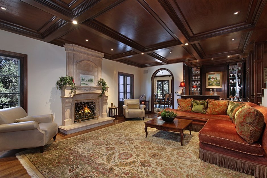 Красивая гостиная с камином