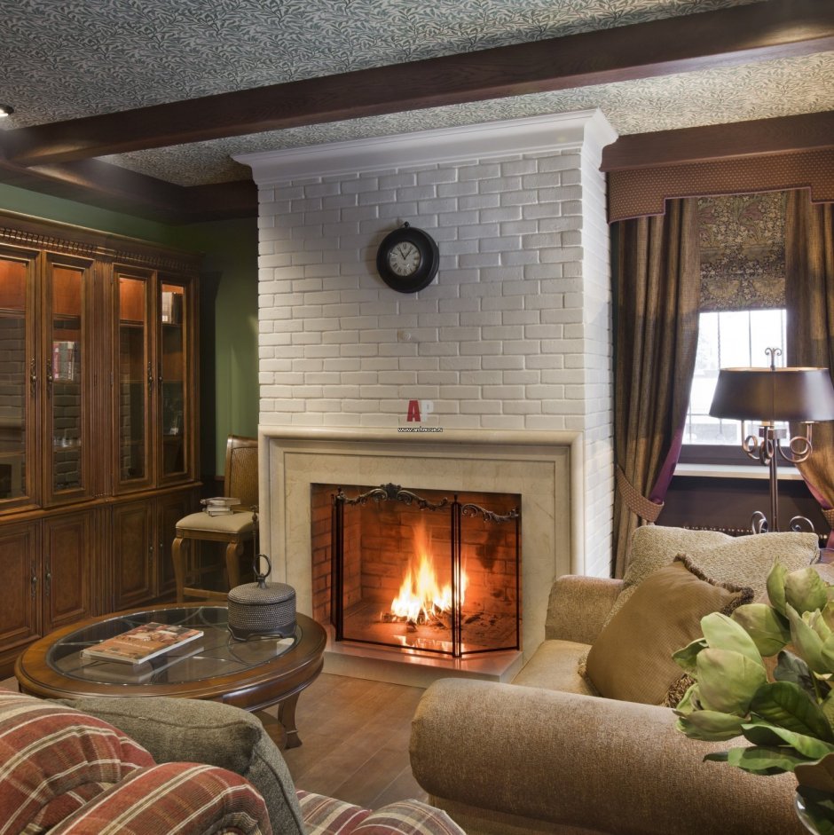 Гостиная в английском стиле с камином