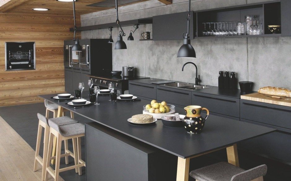 Черная кухня в деревянном доме