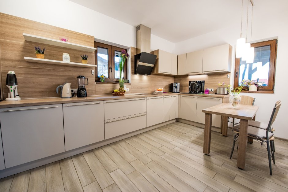 Бежевая кухня со столешницей под дерево