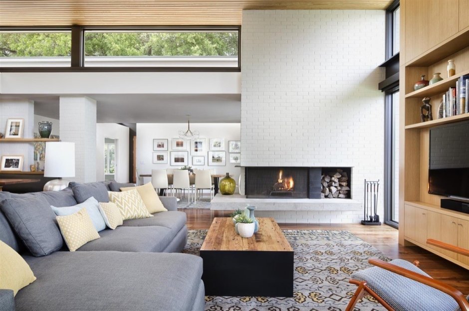 Современный камин в гостиной