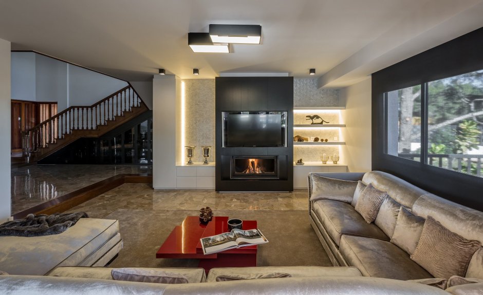 Телевизор на камине в гостиной