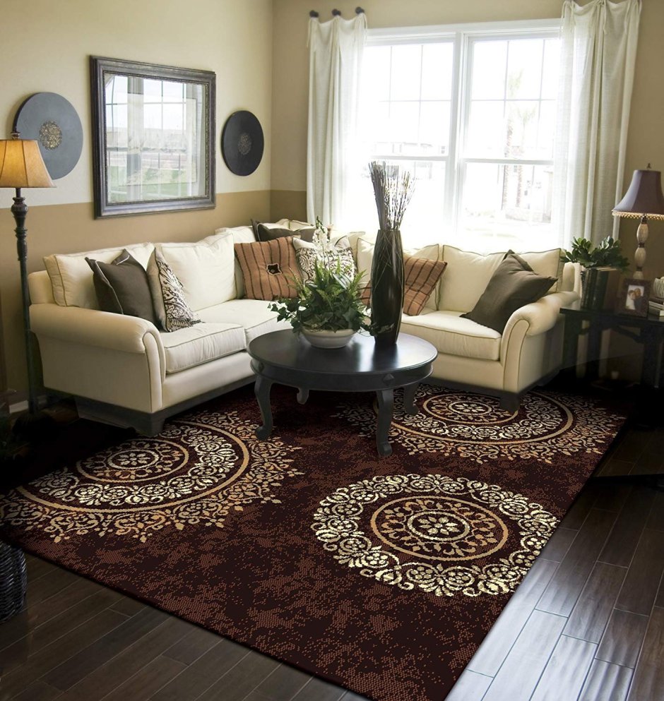 Коричневый ковер в интерьере гостиной