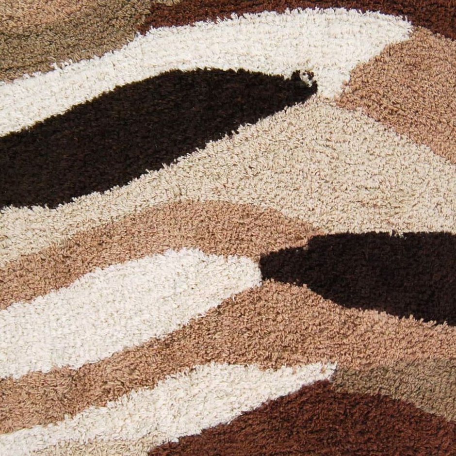 Ковер коричневого цвета