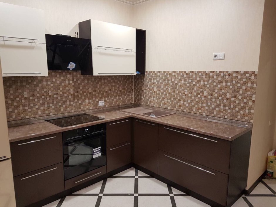 Кухонный гарнитур коричневый с бежевым